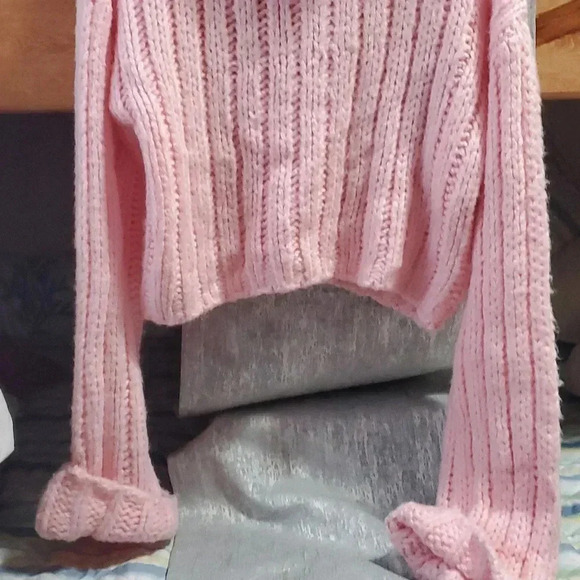 Cuddly soft pink crop sweater - Picture 2 of 8
